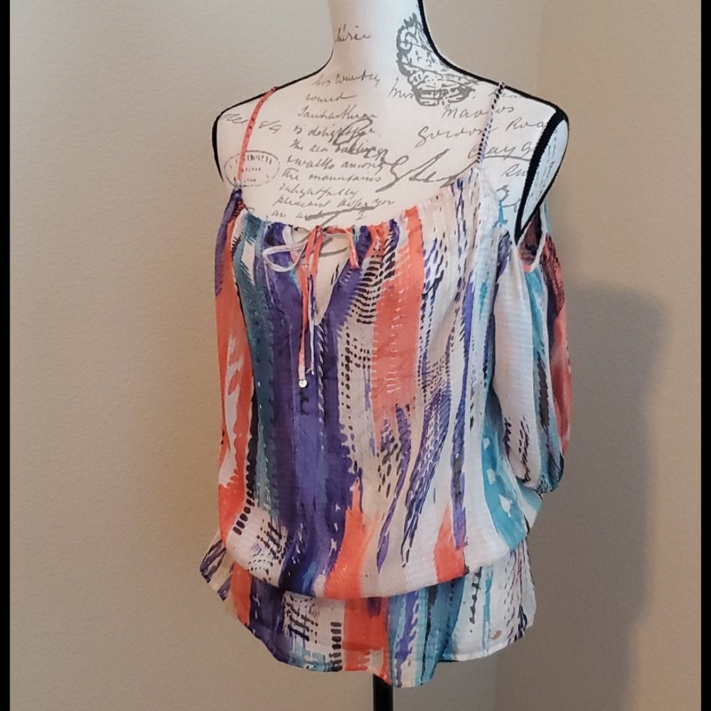Guess cold shoulder key hole pheasant top